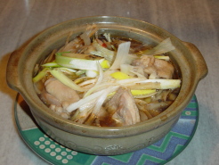 《鶏とごぼうのピリ辛鍋》